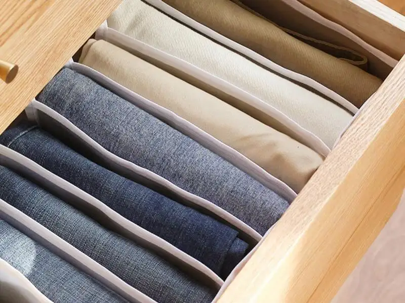 bảo quản quần tây nam bằng cách phân loại trước khi giặt