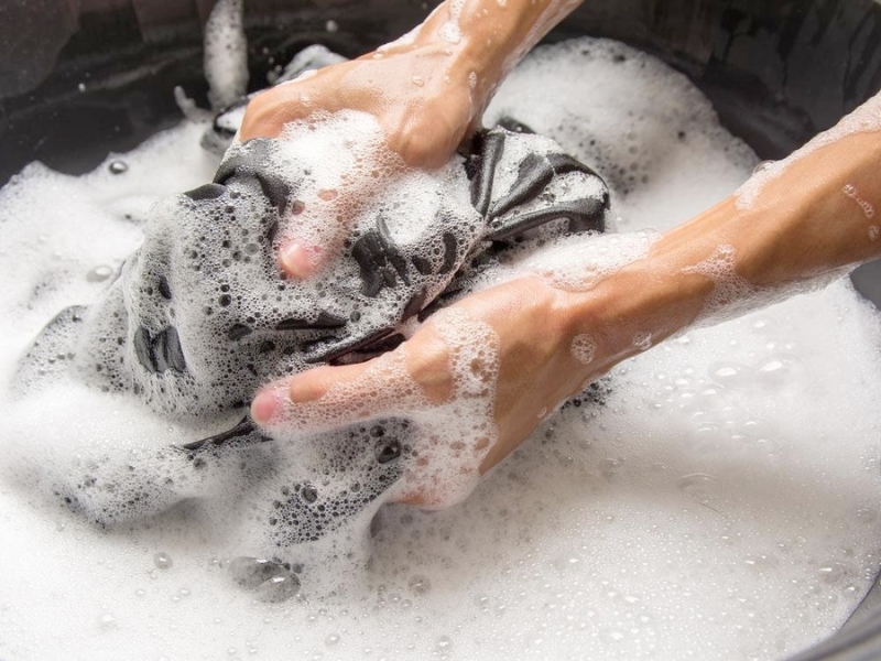 cách giặt tay bảo quản quần tây nam hiệu quả